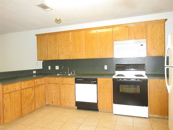 3rd image of 916 Willow Pond St #916 & 918