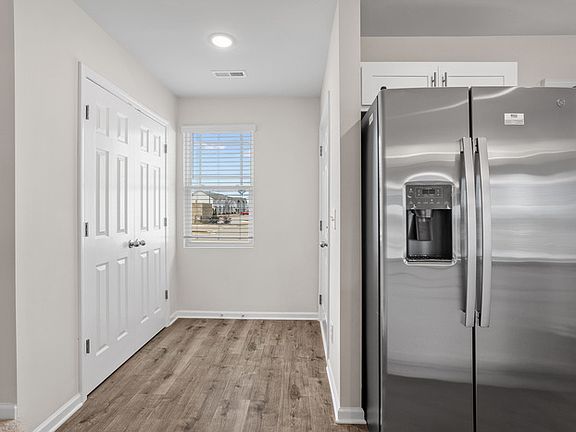 5th image of 1047 Peony Ln