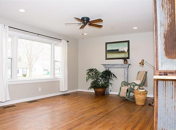 3rd image of 6435 Melrose Ln