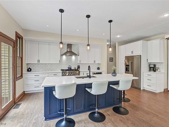 3rd image of 3191 Excalibur Ave