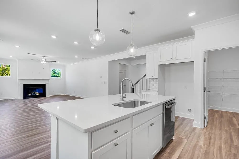 4 bed, 3.5 bath, 2696 sqft, $3,100 — Photo 4