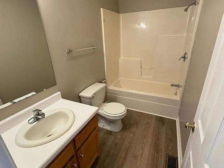 154 W Peach St #D1 — Photo 9