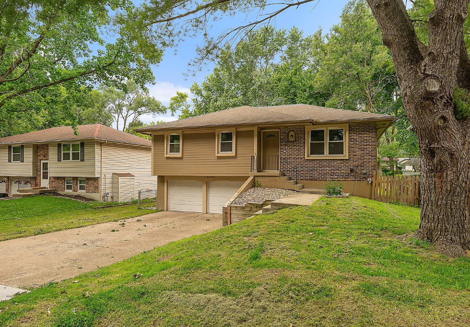 3 bed, 2.0 bath, 1552 sqft, $2,200 — Photo 2