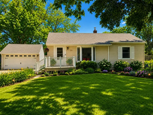 2966 Simpson St, Roseville, MN 55113