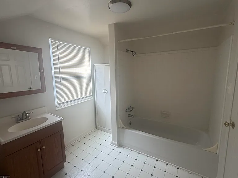 20644 Hollywood St — Photo 9