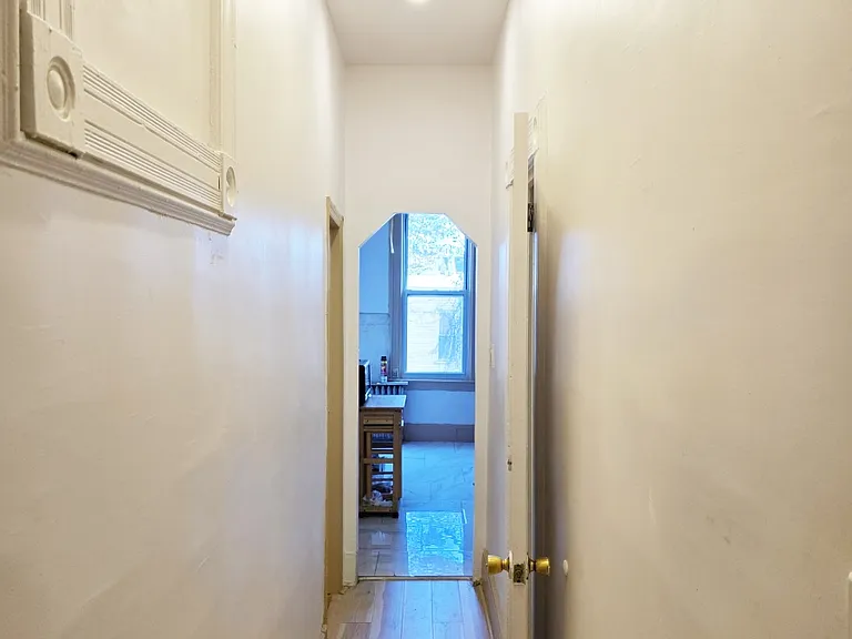 70 Weirfield Street3rd Floor1st Room Brooklyn Ky — Photo 4