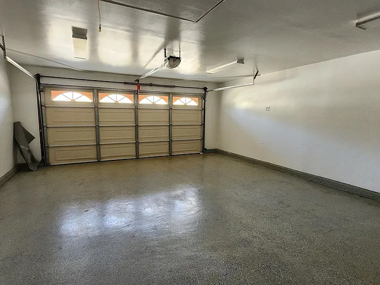 2529 Christine St — Photo 23