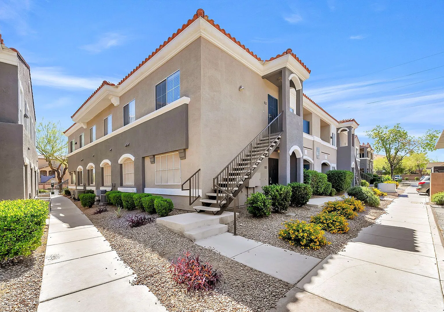 Spacious single-level, first-floor unit featuring 3 bedrooms and 2 bathrooms. — Photo 2