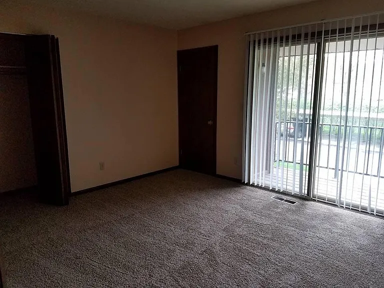 713 Lakeview Dr — Photo 6