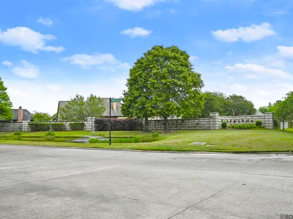 Somerset Hills Ct, Denham Springs, LA 70726