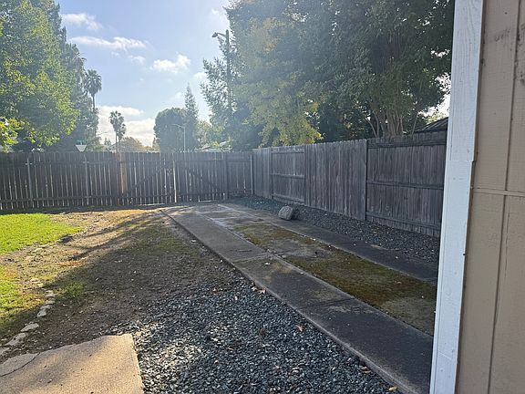3rd image of 401 Dennis Ct