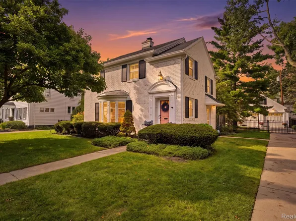 4 Kenberton Dr, Pleasant Ridge, MI 48069
