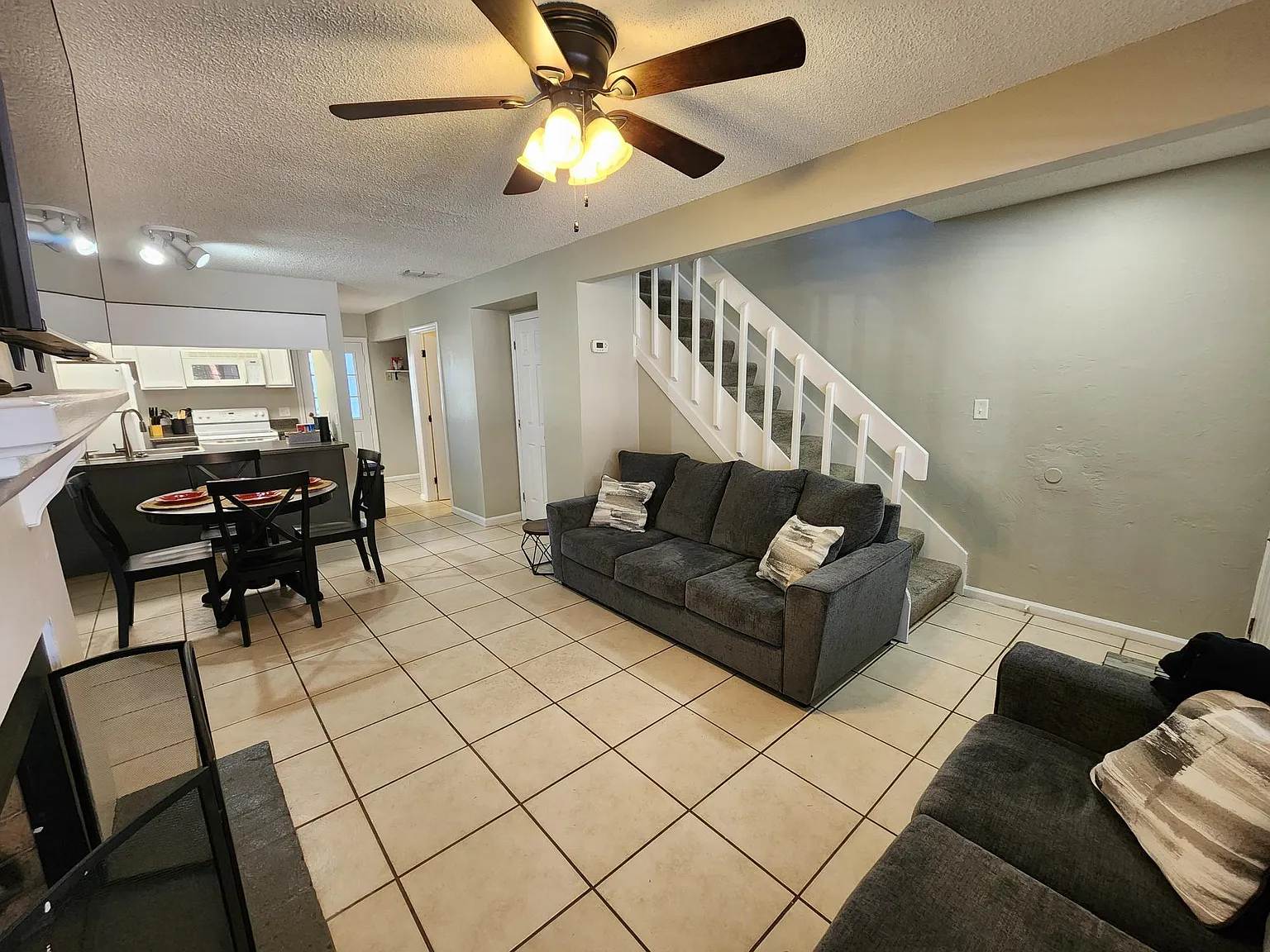 2 bed, 987 sqft, $650 — Photo 2
