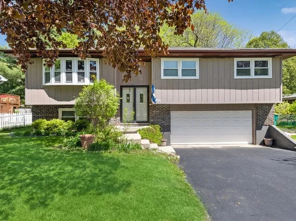 116 W Traube Ave, Westmont, IL 60559