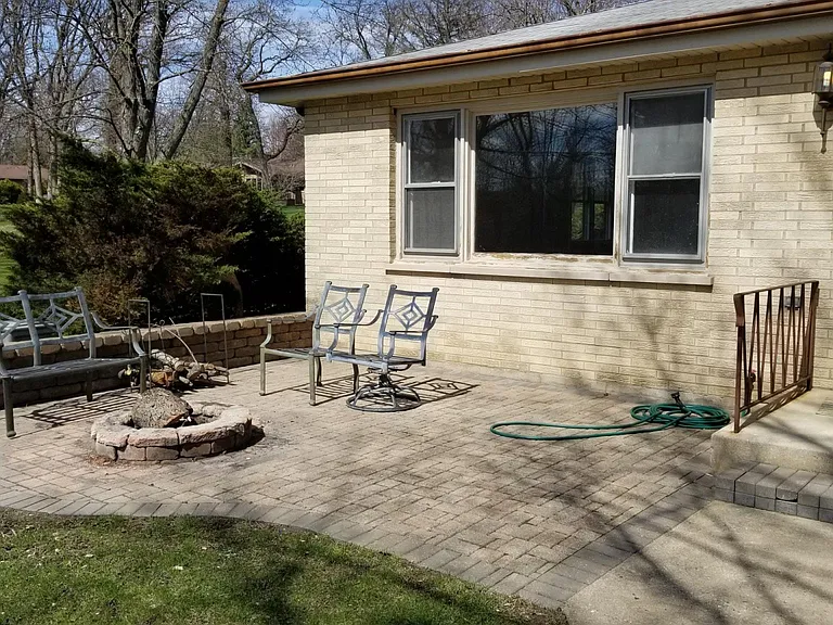 29W730 North Ave — Photo 3