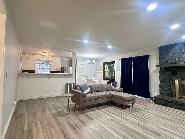 2437 S Kings Ave — Photo 15