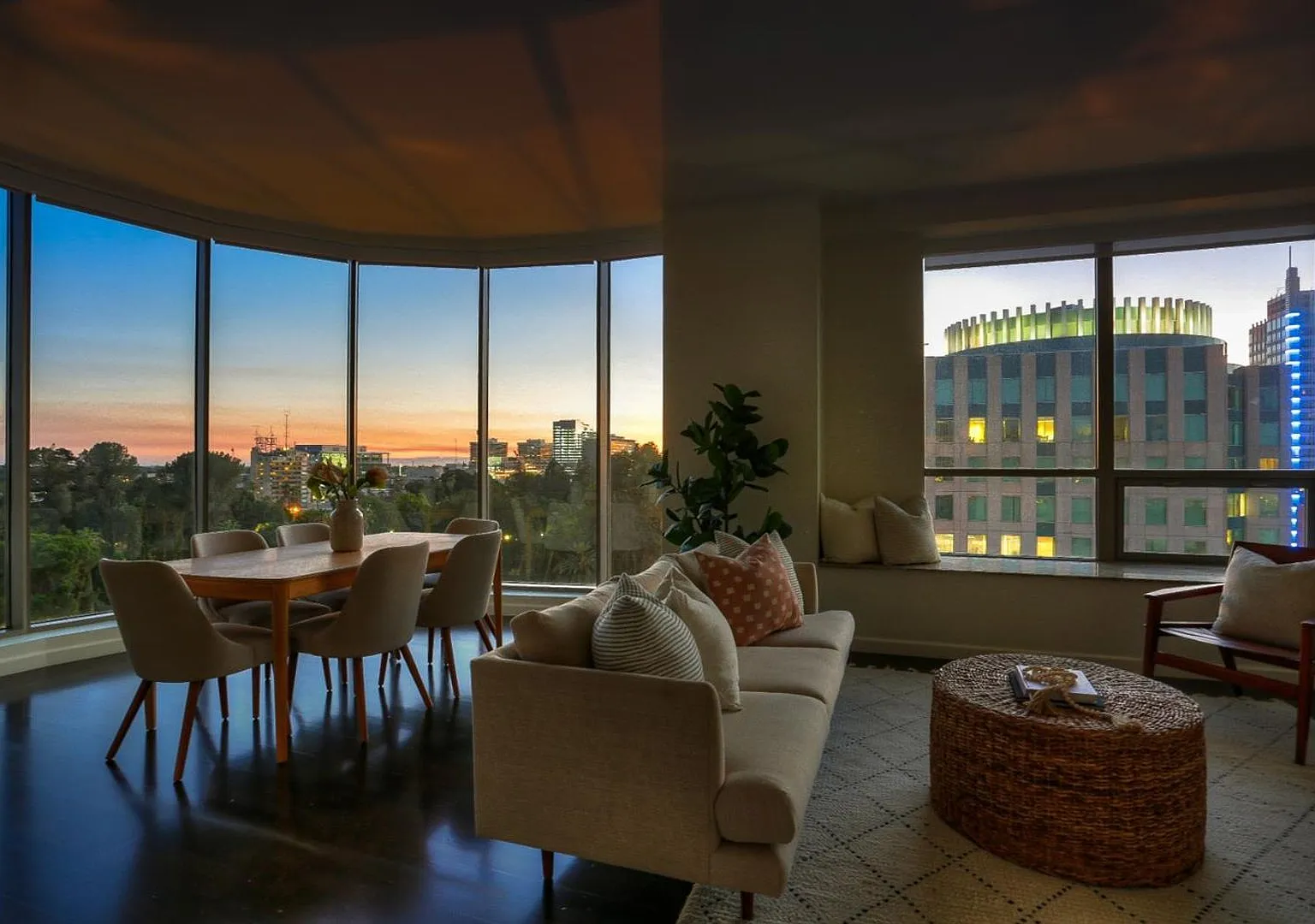 Luxury Corner Penthouse with Unmatched Sacramento Views — Photo 2