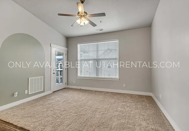 97 W Silver Springs Dr — Photo 5