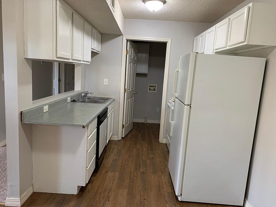 Kitchen and Laundry Room
(Refrigerator is not included)