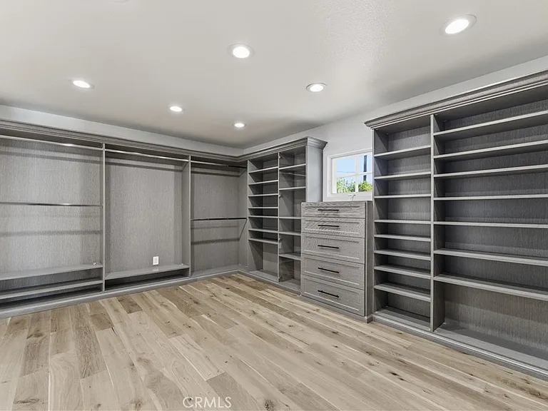 515 Kings Pl — Photo 32