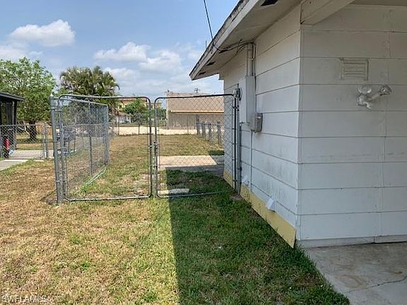 2nd image of 526 NE 15th Pl