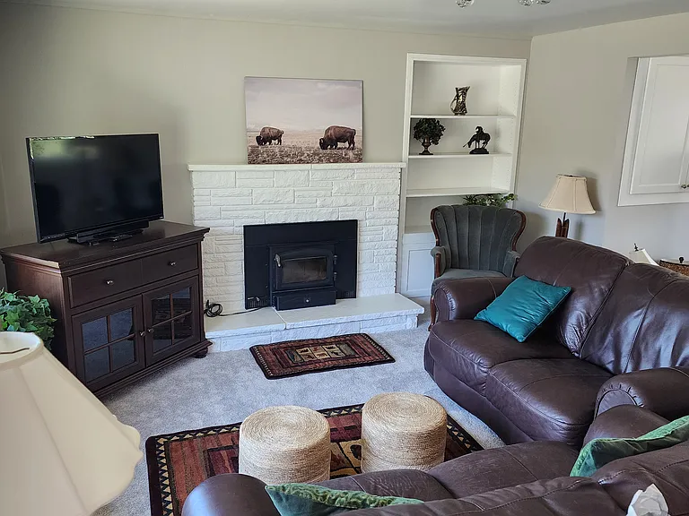 1393 Davis Ave — Photo 16