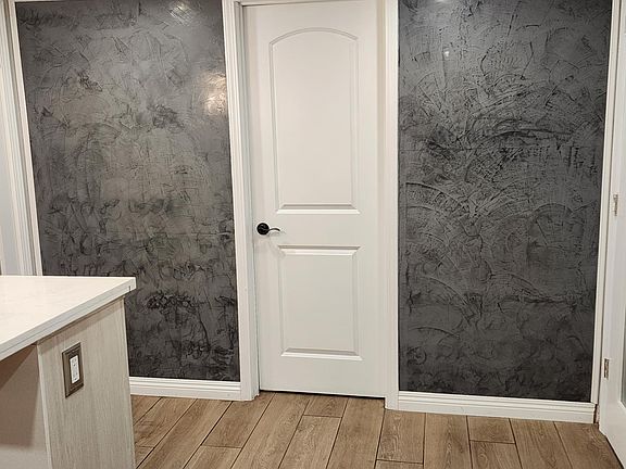 Kitchen with venetian wall