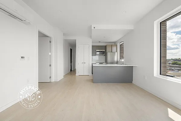 Living room, photo 2