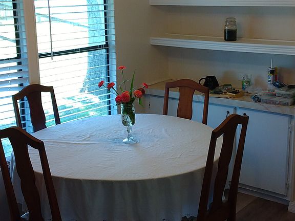 Dining Table Seat 4 or Seat 6 comes with Leafs