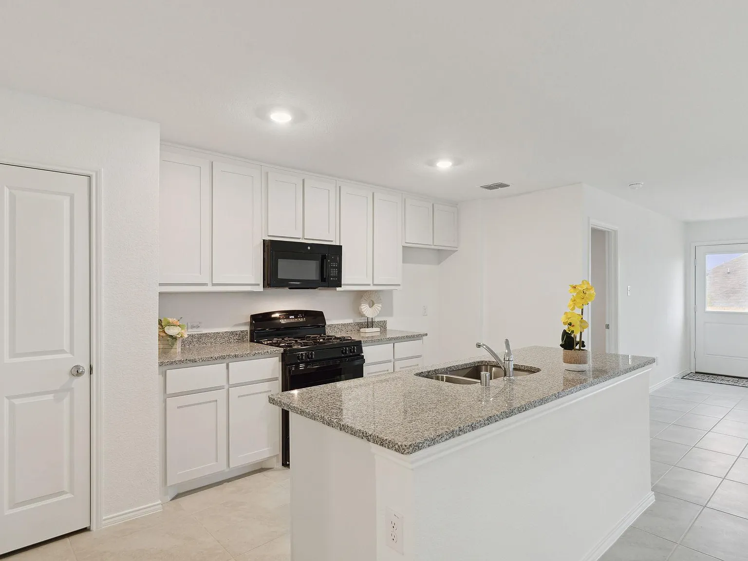 4 bed, 1690 sqft, $2,200 — Photo 1