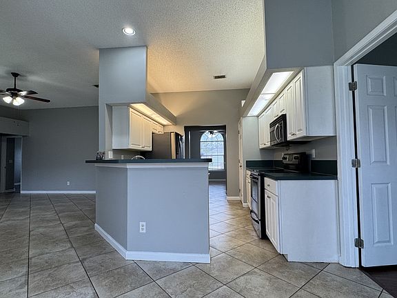 Breakfast Bar and Nicely Equipped Kitchen