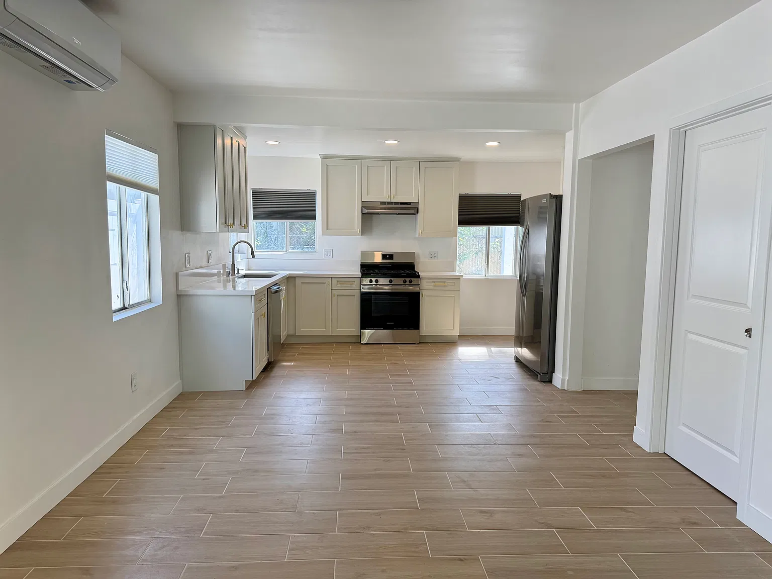2 bed, 900 sqft, $2,700 — Photo 3