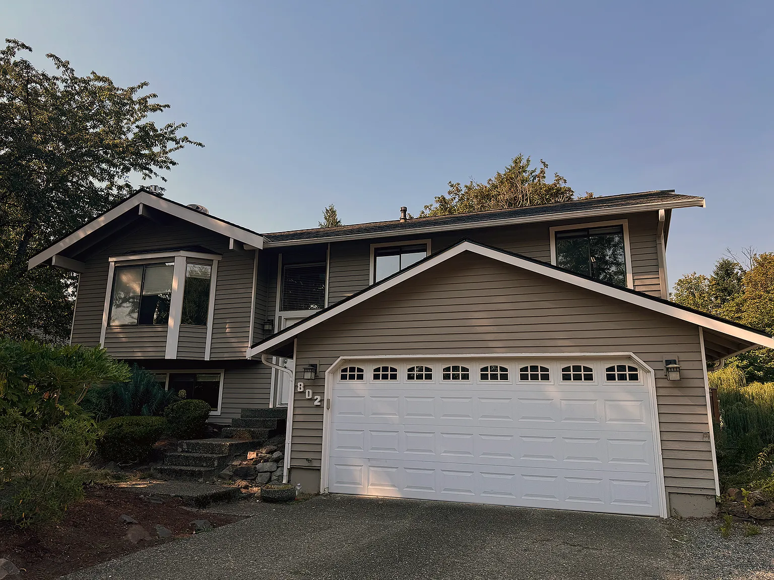5 bed, 2400 sqft, $4,500 — Photo 2