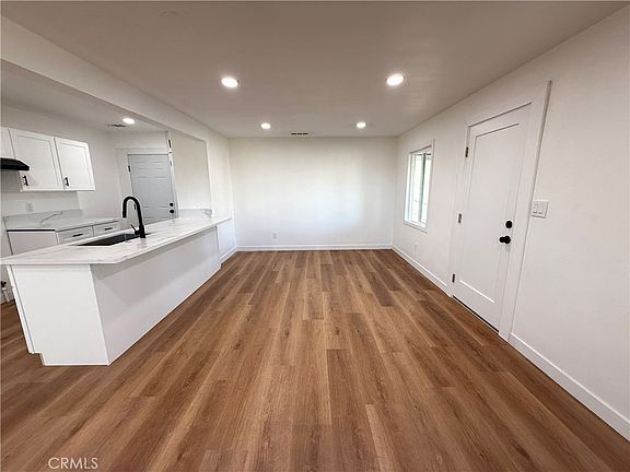 3rd image of 124 S Olive Ave