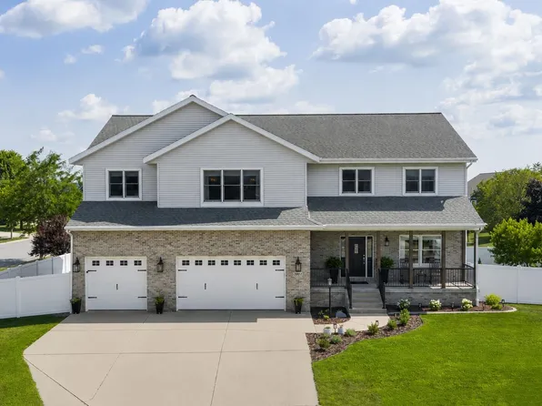 2001 Fullerton Dr, Prairie Du Sac, WI 53578