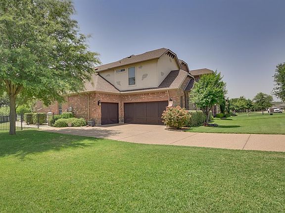 5th image of 909 Crown Valley Dr