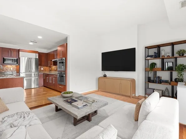 310 Hammond Pond Pkwy Unit 301, Brookline, MA 02467