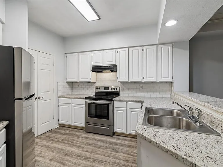 5211 Bay Club Cir — Photo 11