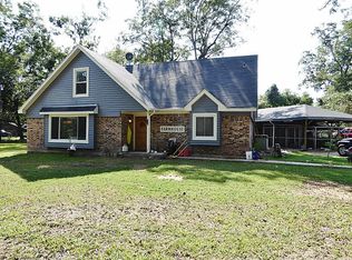 631 Surrey Dr, Wallis, TX 77485