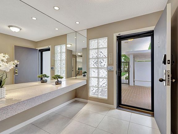 4th image of 2435 E Presidential Way