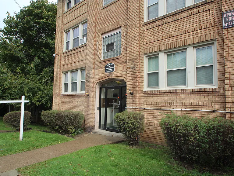 1690 Potomac Ave — Photo 8