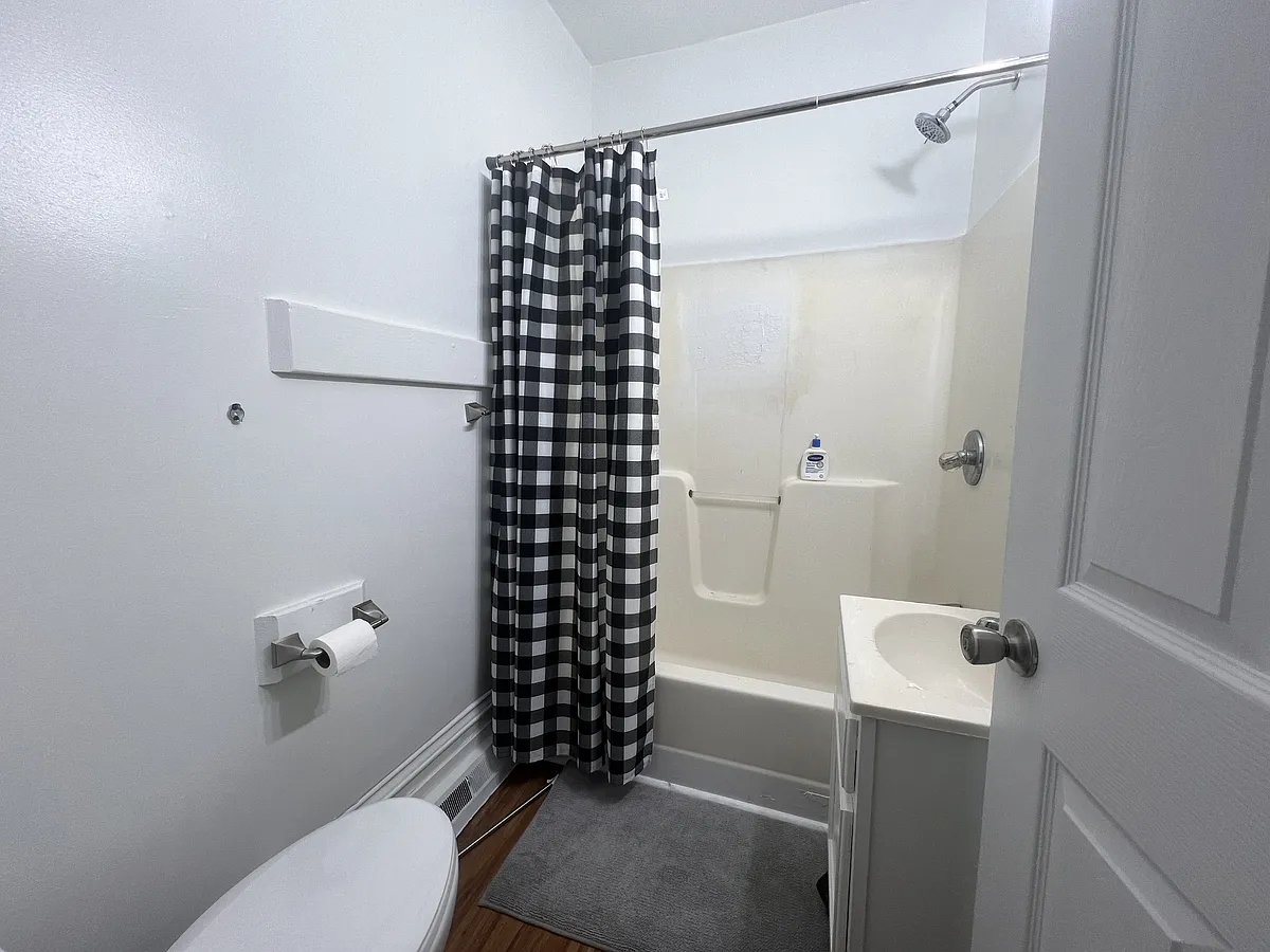 Building Photo - 405 Forest Ave #B