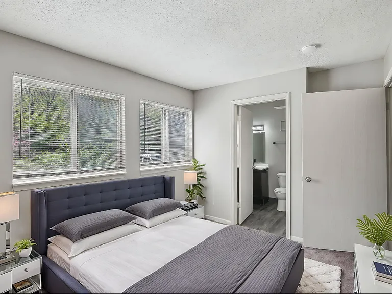University Villa Apartments — Photo 18