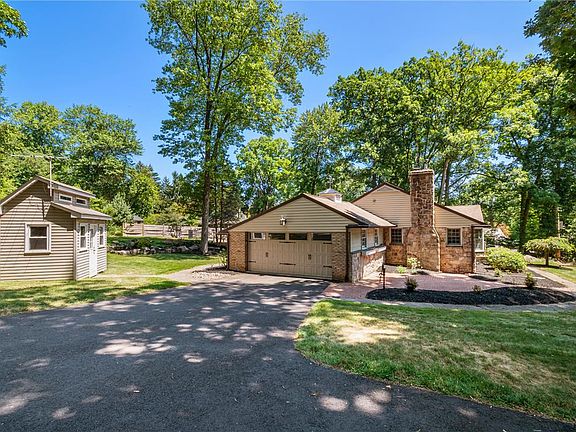 2nd image of 3598 Laurel Ln