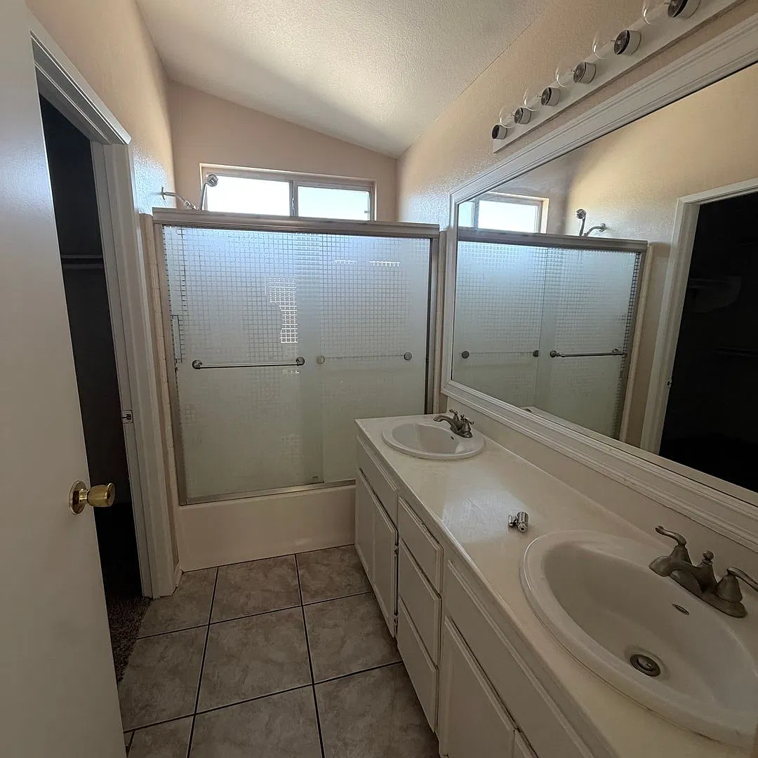 Spacious Southwest Bakersfield Home $2,300/Month — Photo 4