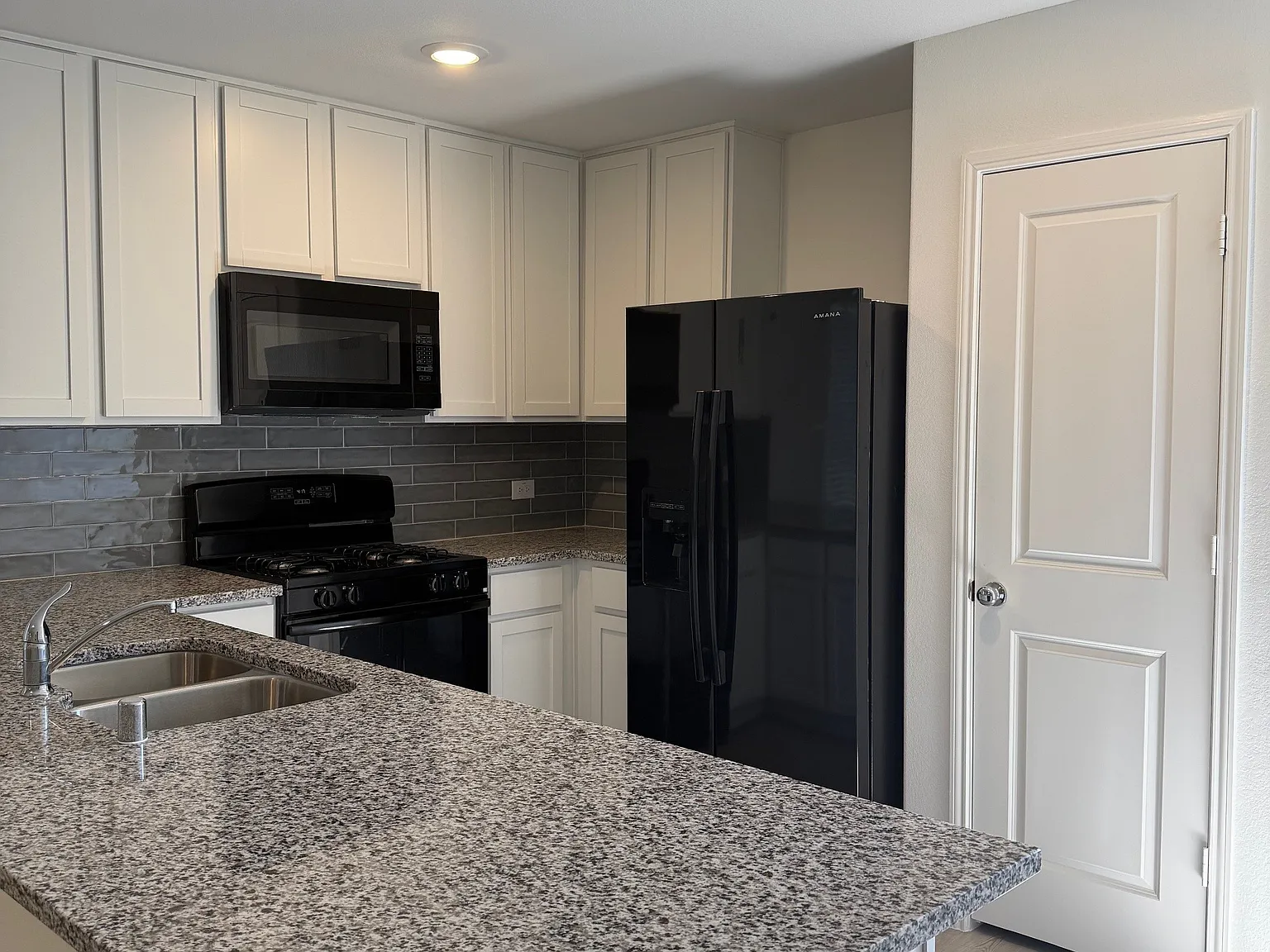 3 bed, 1411 sqft, $2,095 — Photo 4