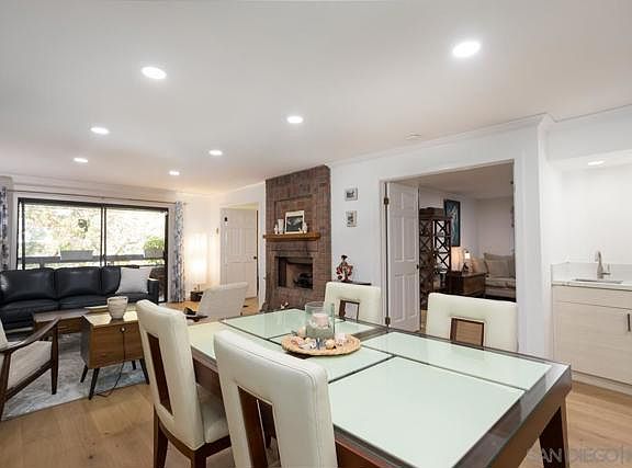 3rd image of 8880 Villa La Jolla Dr