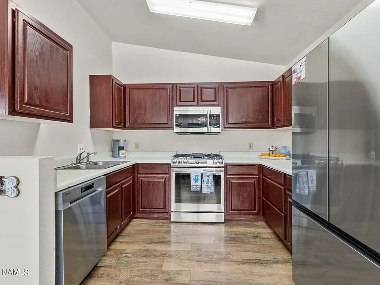 1061 W Morse Ave — Photo 3