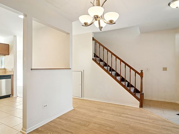 4th image of 988 Ridgefield Ln