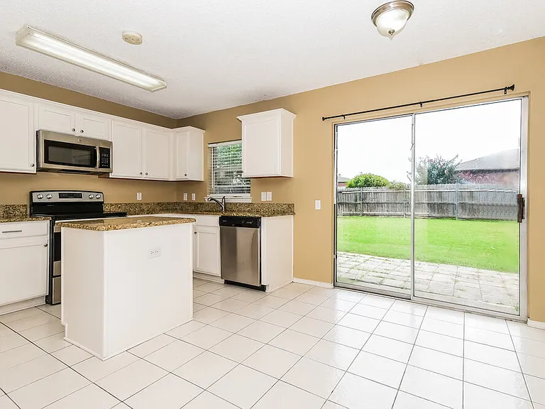 3304 Creekwood Dr — Photo 8